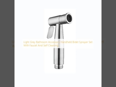 Accesorio de baño gris claro Bidet portátil con grifo y autolimpieza