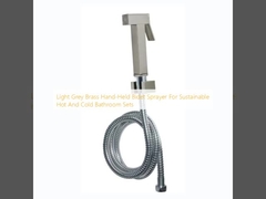 Sprayer de mordedura portátil de latón gris claro para juegos de baño caliente y frío sostenibles