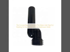 La tubería curva que conecta la tubería de entrada de agua para el lavado con la caja oscura del inodoro del baño.